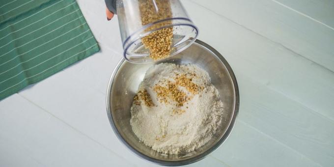 Cómo preparar tarta de peras: Agregue las nueces picadas