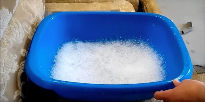 Cómo limpiar un jabón líquido para lavar platos o sofá