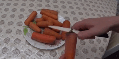 Cómo almacenar las zanahorias en el refrigerador: Cortar las zanahorias en las puntas secas de ambos lados