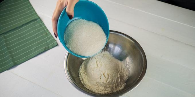 receta de pastel con las peras: Mezclar la harina y el azúcar
