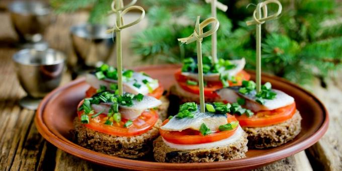 Canapé con arenque y tomate