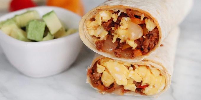Burrito con huevos revueltos y chorrizo