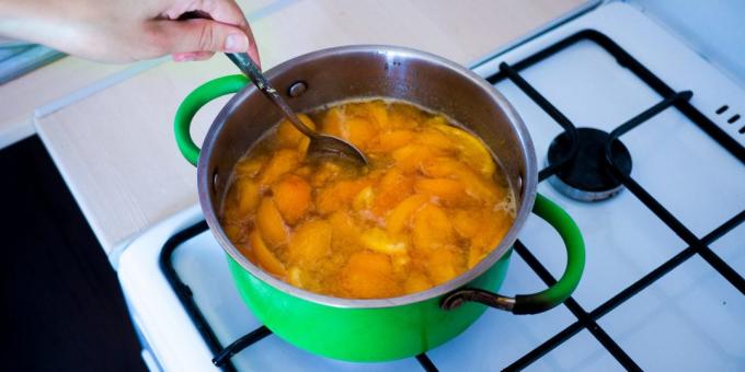 Mermelada de albaricoque y naranjas: cocer durante 20 minutos a fuego lento