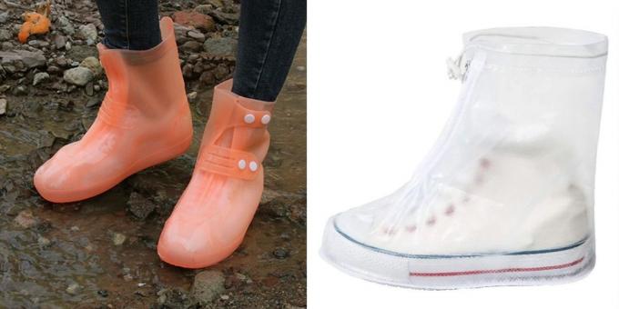 cubiertas de plástico en los zapatos para el tiempo lluvioso