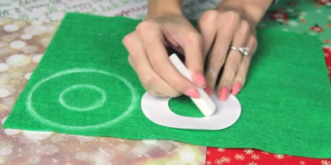 Juguetes de Navidad con sus propias manos: hacer un patrón y el círculo