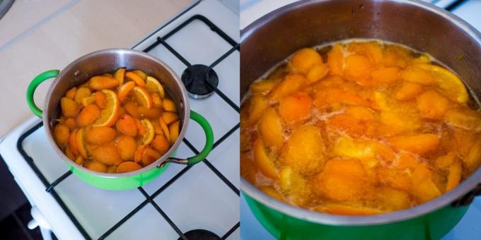 Mermelada de albaricoque y naranjas: Coloque la olla en la estufa