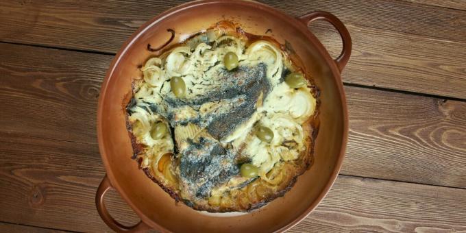 Cómo cocinar pescado en el horno: lenguado con cebolla y crema agria.