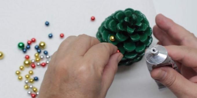 cómo hacer un árbol de Navidad con tus propias manos: agrega cuentas