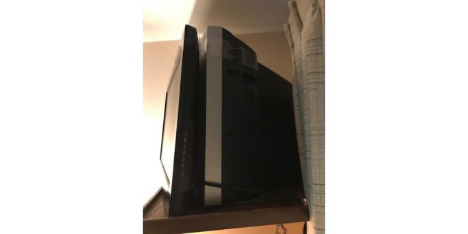 un televisor encima de otro