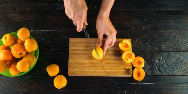 Mermelada de albaricoque y naranja: cortar los albaricoques