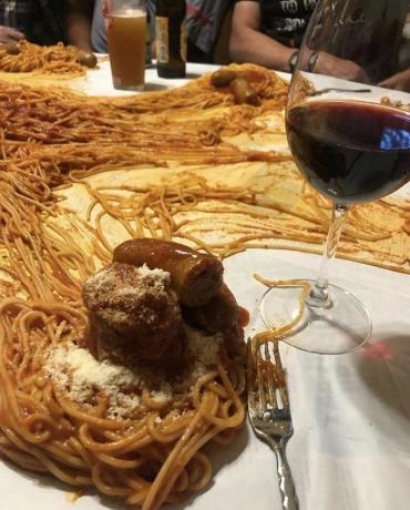 espaguetis en la mesa