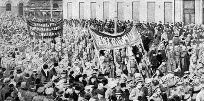 Historia del Imperio Ruso: Revolución de Febrero. Manifestación de soldados en Petrogrado en los días de febrero. 
