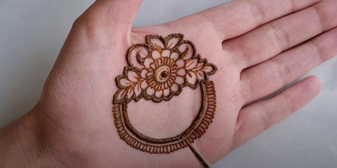 Dibujos de henna en la mano: delinear los círculos