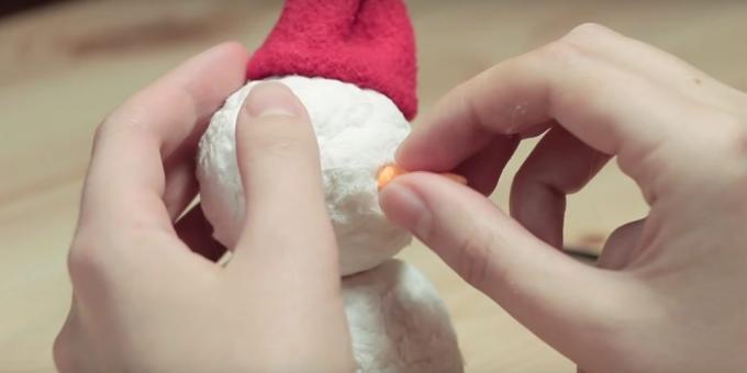 Muñeco de nieve con sus propias manos: crear un muñeco de nieve y las partes de pegamento
