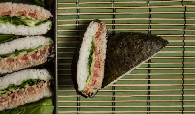 Sándwich de sushi clásico onigirazu con atún y espinacas