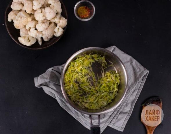 Sopa de puré de coliflor: envíe las cebollas primero a la cacerola