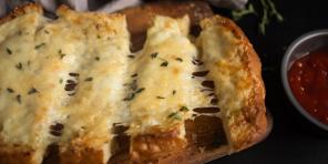 Cómo cocinar trocitos de pan de ajo con tres tipos de queso