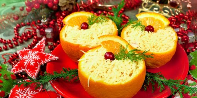 Ensalada de queso con palitos de cangrejo en naranja: recetas para ensaladas de Año Nuevo