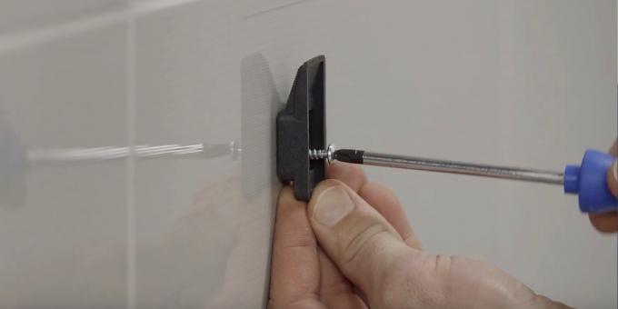 Cómo instalar un baño con las manos: Montar el soporte para la pared de baño de acrílico y acero