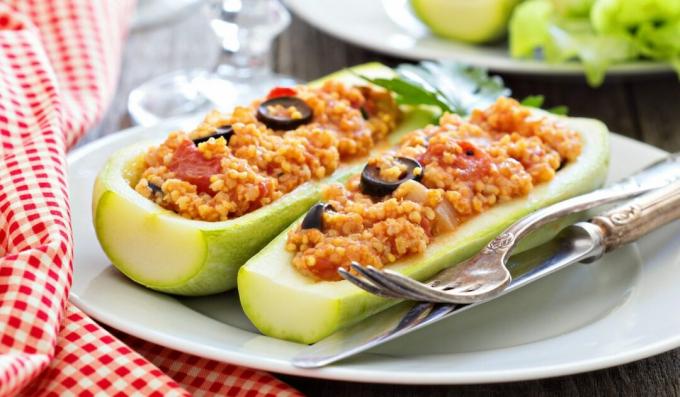 Calabacín relleno de mijo, tomates y aceitunas