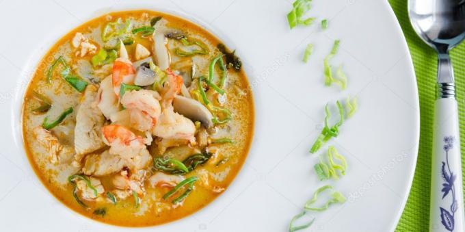 Sopa tailandesa setas "Tom Yam" y las cebollas verdes