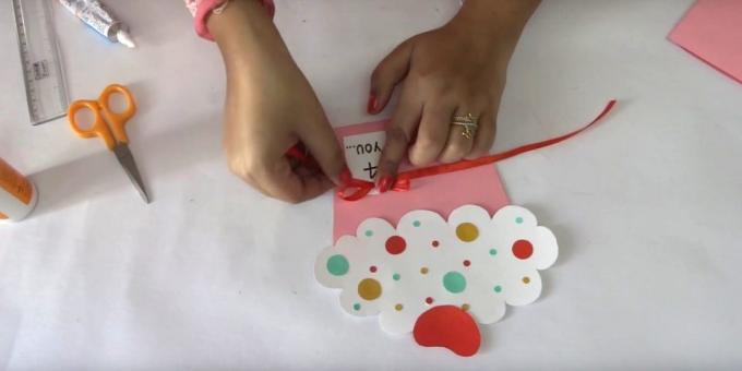 Cortar pequeños círculos de papel de colores de diferentes diámetros