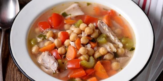 Recetas con garbanzos: Sopa de pollo con garbanzos y verduras