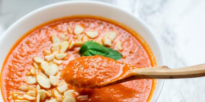 Sopa de puré de tomate con pimiento y almendras