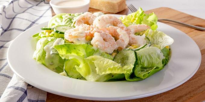 Ensalada con gambas, pepinos y maíz