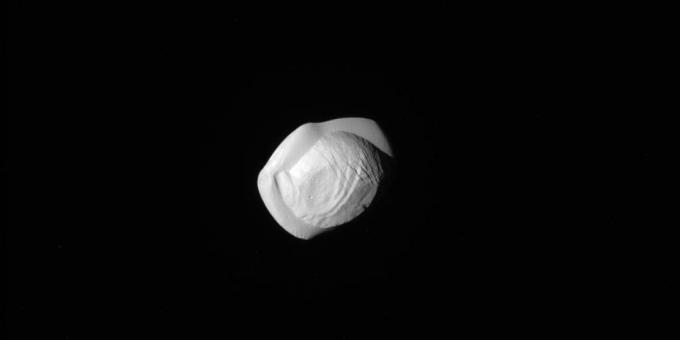 espacio de la foto: bola de masa en órbita de Saturno