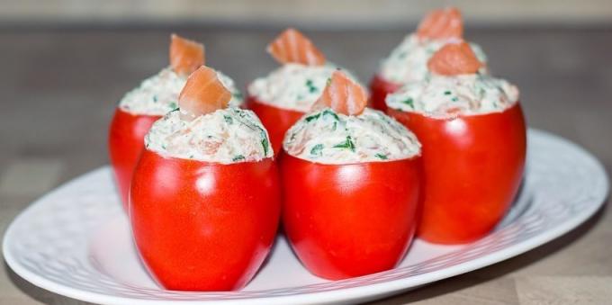 Tomates rellenos con salmón y espinacas