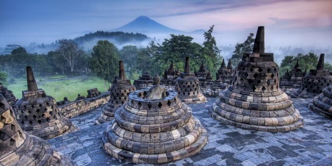 territorio asiático no es en vano atraer a los turistas: el complejo de templos de Borobudur, Indonesia