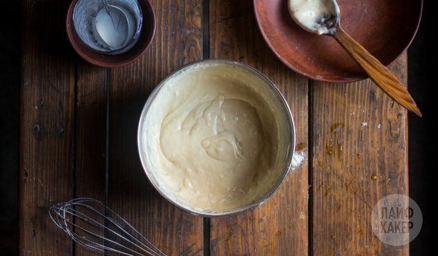 Cómo hacer una tarta rápida de yogur y cereza: combine ingredientes secos con líquidos