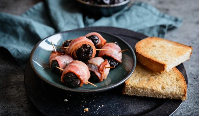 Rollos con tocino, ciruelas pasas y almendras