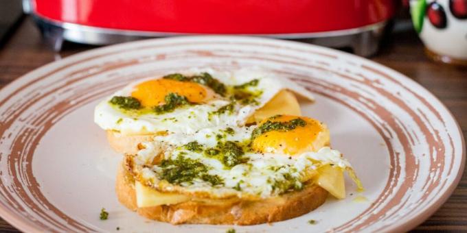 Huevos con pesto: un gran desayuno en 5 minutos