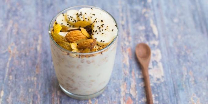 qué comer antes de un entrenamiento: yogur con nueces y plátano