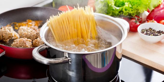 Cómo cocinar espaguetis en la estufa.