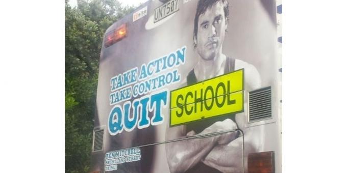 La inscripción en un autobús escolar