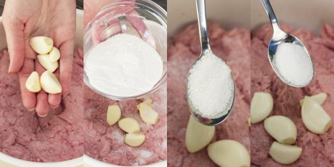 Paso a paso la receta de salchicha casera: Añadir el ajo, crema, sal, azúcar