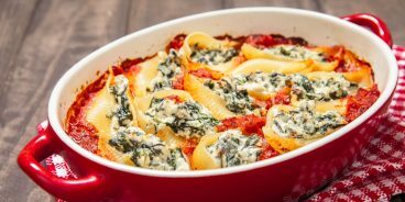 Pasta de concha rellena con queso, espinacas y tocino