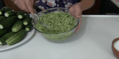 pepinos pepino Receta: Añadir las verduras ralladas a la sal y mezclar bien
