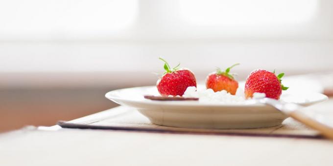 qué comer antes de un entrenamiento: queso con fresas y maní