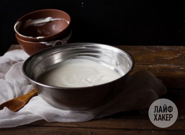 Casera de queso crema: mezclar la crema agria y yogur