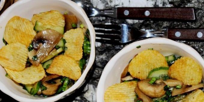 Ensalada con patatas fritas, champiñones y pepinos