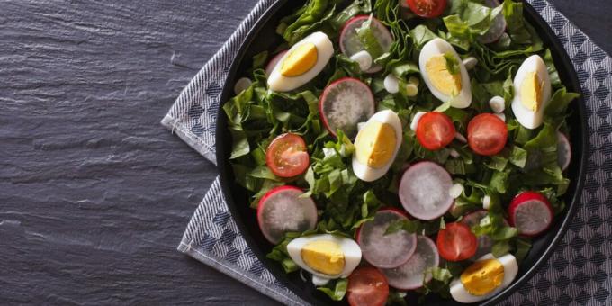 Ensalada con huevos, rábano y acedera