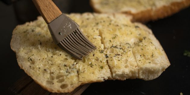 Cómo hacer crutones de queso y ajo: esparce mantequilla por toda la superficie del pan