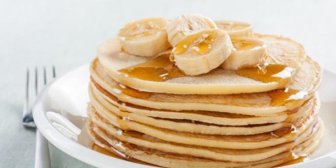 Qué cocinar para el desayuno: Americana Crepe con la miel y los plátanos