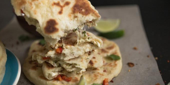 Tortas naan indias rellenas de requesón