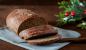 Pan de centeno con semillas de alcaravea en el horno