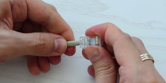 Cómo engarzar un cable de par trenzado: deslice el conector